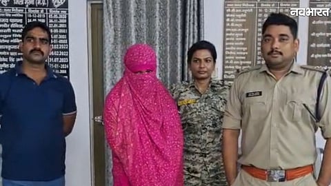 Morena Police arresting an accused woman in fraud case