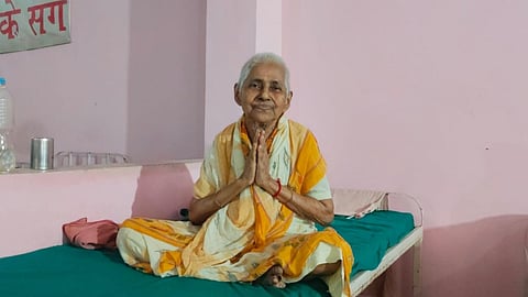 85 Year Old Woman Finds a New Family at an Old Age Ashram in Varanasi