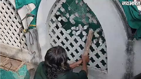 people seen removing part of Shahi Masjid in Ujjain