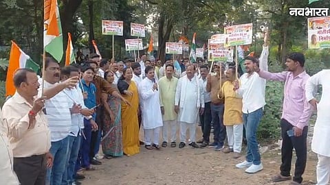 Congress workers form a human chain during a protest