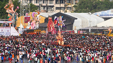 Mumbai Ganesh Visarjan Theft 18 Arrested Mobiles Gold Chains