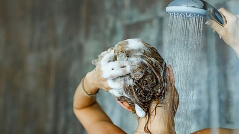 Shampoo ke baad hair oily kyon dikhte hain mistakes.
