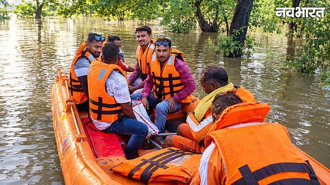 Electricity Department Team Reaches Flood-Hit Village by Boat in Bhatapara, Power Supply Restored