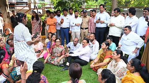 nashik anganwadi workers demands girish mahajan dialogue