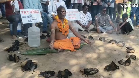 Teachers protesting against TET requirement in Bhopal