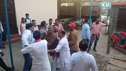 Agra SP Meeting Clash: Ticket Aspirants Sudhir Dubey-Mukesh Barua Allegedly Clash Ahead of UP Assembly Elections 