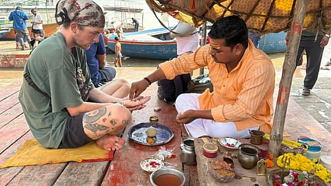 American Man Travels 12,000 Km to Varanasi to Fulfill Uncle Last Wish, Perform Asthi Visarjan and Pind Daan