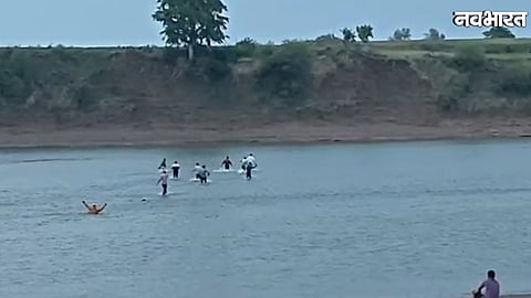 police raid gambling den on Narmada riverbank