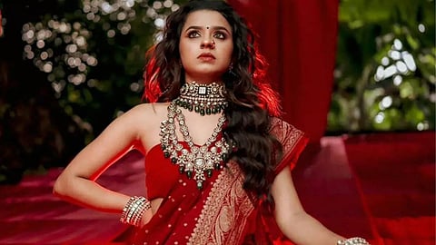 Garba looks red saree jewellery color ideas.