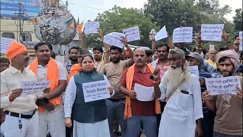 Varanasi: Upset with the CJP, the Bharatiya Awam Party took out a 'Challenge March' in support of the EC 