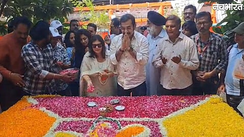Singer Sudesh Bhosle pays tribute at Kishore Kumar’s samadhi in Khandwa
