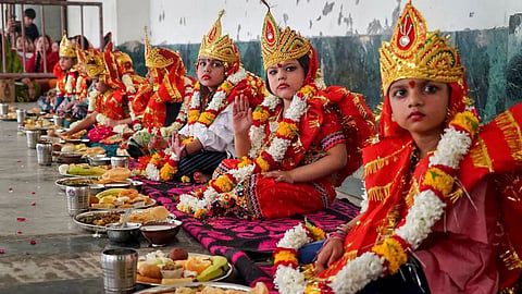 Kanya pujan vidhi bachchiyon ke pair dhone lal chunri ka mahatva. 