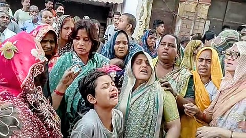 Youth dies at a gambling den in Agra; serious allegations of assault and shoving leveled against Nai Ki Mandi police.