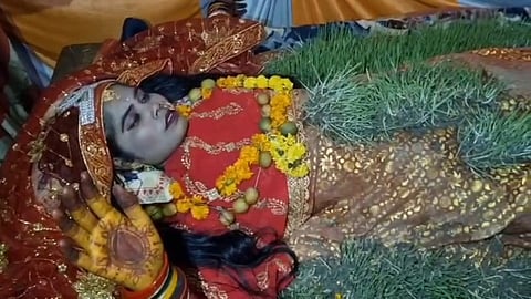 A vision of the Goddess in a dream, followed by a solemn vow; Janki Devi grew jaware (sprouted grain) on her own body.
