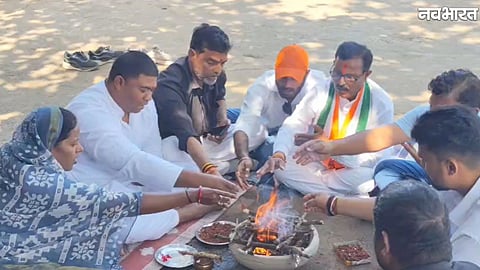 Congress leaders performing a Sadbuddhi Yagya against Dindori BJP district president