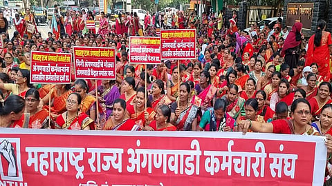 Yavatmal Midday Meal Cooks Protest Zilla Parishad Honorarium