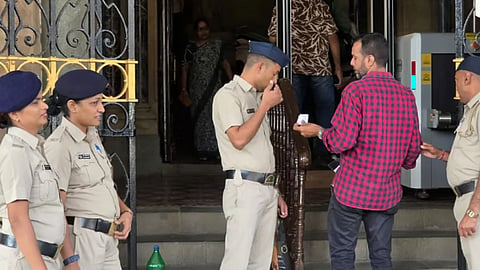 mumbai mayor office bomb threat email mahalaxmi racecourse school
