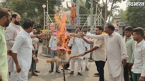 Youth Congress workers in Burhanpur burn effigies of Gyanesh Kumar