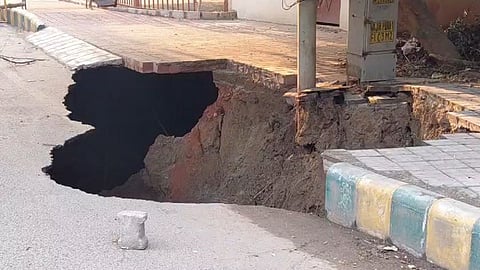 Road suddenly caved in Agra