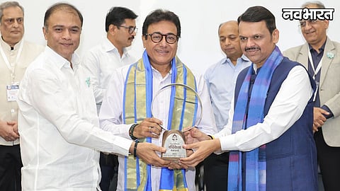 Devendra Fadnavis Present Best Nachiketa Award Dr. Nitish Bharadwaj