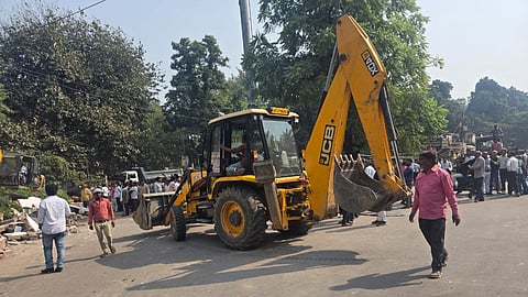 Lucknow Municipal Corporation Demolishes Illegal Lawyers’ Chambers After High Court Order, Advocates Protest