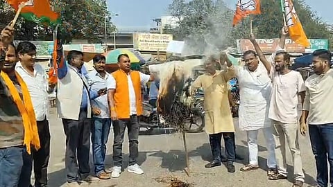 Agra News: BJP Workers Burn Effigy of Mallikarjun Kharge at Agra Cantt Over Remark on PM Modi