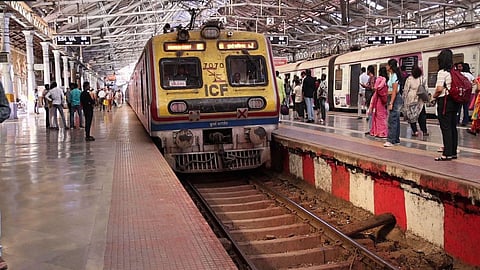 mumbai csmt ticket checker assault couple arrested