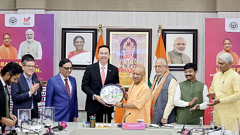 CM Yogi Meets Singapore Delegation