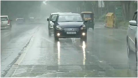 Strong rain in the city, water accumulated on the roads