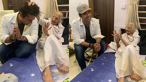 singer-jubin-nautiyal-meets-pm-modis-mother-hiraben-share-photos
