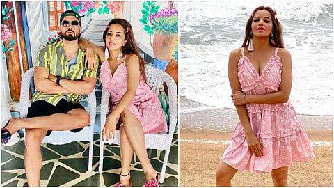 Monalisa enjoying vacation with husband vikrant Singh Rajput, romantic pictures went viral: मोनालिसा पिछले कुछ दिनों से गोवा में पति विक्रांत सिंह राजपूत (vikrant Singh Rajput) के साथ वेकेशन एन्जॉय कर रही हैं। गोवा से मोनालिसा- विक्रांत ने कुछ तस्वीरें सोशल मीडिया पर पोस्ट की हैं। इन तस्वीरों में टीवी का ये कपल एक दूसरे के साथ बेहद रोमांटिक अंदाज में दिखाई दिया। सोशल मीडिया पर पोस्ट की गई तस्वीरों में मोनालिसा बड़ी ईयरिंग्स और पिंक कलर के आउटफिट में बेहद बोल्ड लुक में दिखाई दी, वहीं विक्रांत कैजुवल लुक में नजर आए। मालूम हो कि मोनालिसा- विक्रांत दोनों ही अपने काम में काफी व्यस्त रहते हैं। इसके बावजूद बिजी शेड्यूल से वक्त निकाल कर अदाकारा अपने पति के साथ रोमांटिक वेकेशन एन्जॉय करती दिखाई दी। आप भी नजर डाले इन तस्वीरों पर- (फोटो साभार- @ Monalisa)