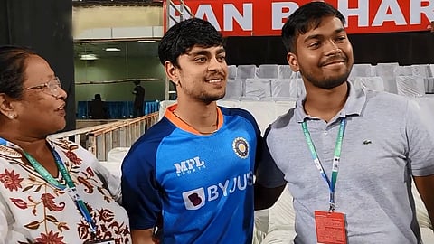 ind vs sa ishan-kishan-food-demand-from-aunty-after-india-vs-south-africa-2nd-odi-in-ranchi