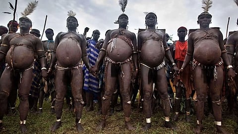 Ethiopian-Bodi-tribe-men-drink-fresh-cow-blood
