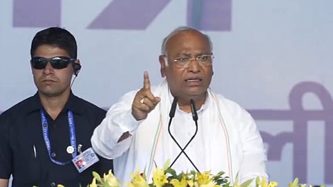 मल्लिकार्जुन खड़गे ने पीएम मोदी की 'खाली संविधान' टिप्पणी पर किया पलटवार, कहा- साहब, इसमें सब कुछ लिखा है