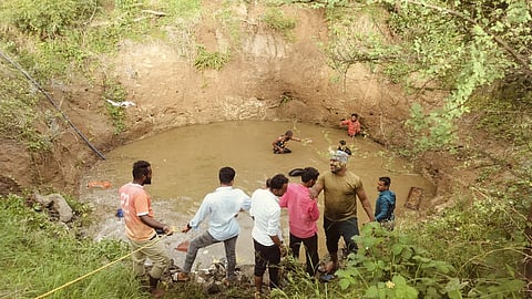 taxi fell into a well in Jalna