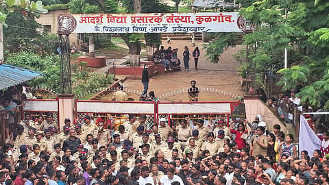 बदलापुर मामले में SIT की बड़ी कार्रवाई, आदर्श विद्यालय के खिलाफ POCSO के तहत मामला दर्ज