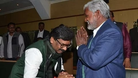 चंपई सोरेन के बीजेपी में शामिल होने पर हेमंत सोरेन की उड़ी नींद, JMM का बिगाड़ा चुनावी समीकरण