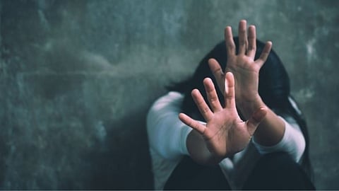 मानवता हुई शर्मसार! कलयुगी पिता ने नाबालिग बेटी के साथ किया दुष्कर्म, आरोपी फरार