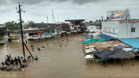 तेज बारिश से जलमग्न हुआ गुजरात, पीएम मोदी ने सीएम पटेल से बात कर लिया जायजा