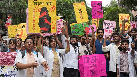 मुआवजा नहीं न्याय चाहिए.., डॉक्टर हत्या केस में विलख रहे पिता ने डिपार्टमेंट के खिलाफ कार्रवाई की लगाई गुहार