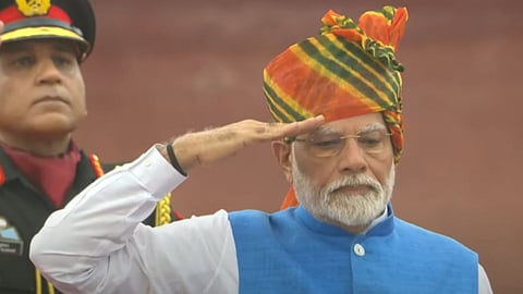 PM मोदी ने की इंदिरा गांधी की बराबरी, तोड़ा मनमोहन सिंह का रिकॉर्ड, लगातार 11वीं बार लाल किले पर फहराया तिरंगा