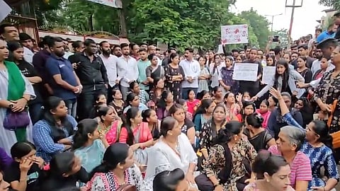 बदलापुर में 3 साल की दो बच्चियों से यौन उत्पीड़न, केस दर्ज करने में लापरवाही बरतने पर पुलिस निरीक्षक का तबादला