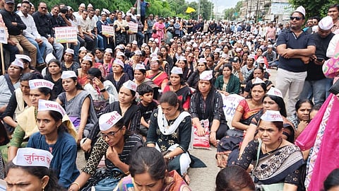 Employees took out a 'pension black march' for old pension