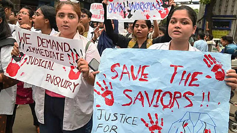 कोलकाता दरिंदगी मामले में पिता ने ममता सरकार पर लाए गंभीर आरोप