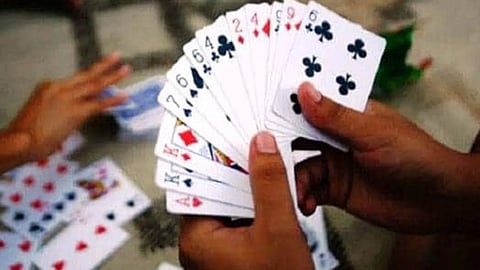 Raid on gambling den in Tiwasa, Amravati; 8 arrested