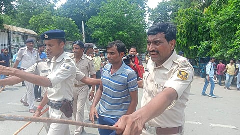 TRE 3 के शिक्षक अभ्यर्थियों पर लाठी बरसा रही नीतीश सरकार, छात्रों का हक मांगना बना जान का जंजाल