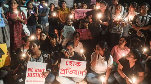 कोलकाता घटना के विरोध प्रदर्शन में पिस्तौल लहराने पर चिकित्सक पर मामला दर्ज