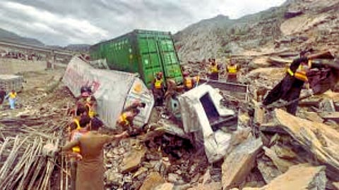 Pakistan News: पाकिस्तान में भूस्खलन, एक ही परिवार के 12 सदस्यों की मौत