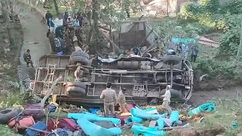 जम्मू-कश्मीर के बडगाम में जवानों से भरी बस खाई में गिरी, तीन की मौत