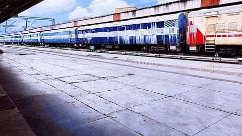 अहमदाबाद-हावड़ा एक्सप्रेस पर हुआ पथराव, नागपुर के कामठी स्टेशन पास 15 मिनट रोकी गई ट्रेन
